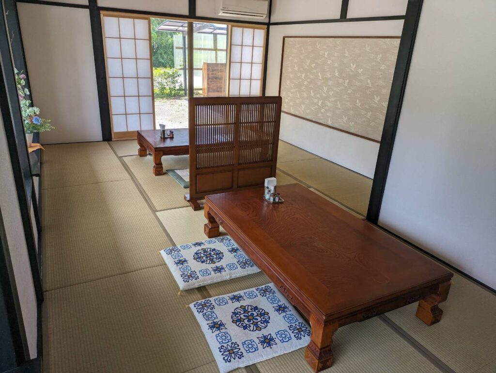 畳の落ち着いた空間で、
ゆっくりお過ごしいただけるお座敷席。
小さなお子様連れのお客様にも安心です。